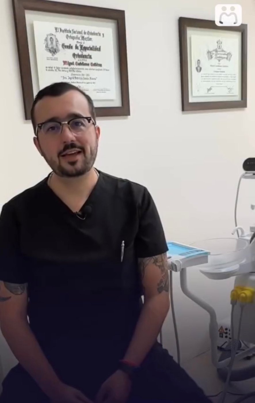Dr. Miguel Castellanos en consultorio