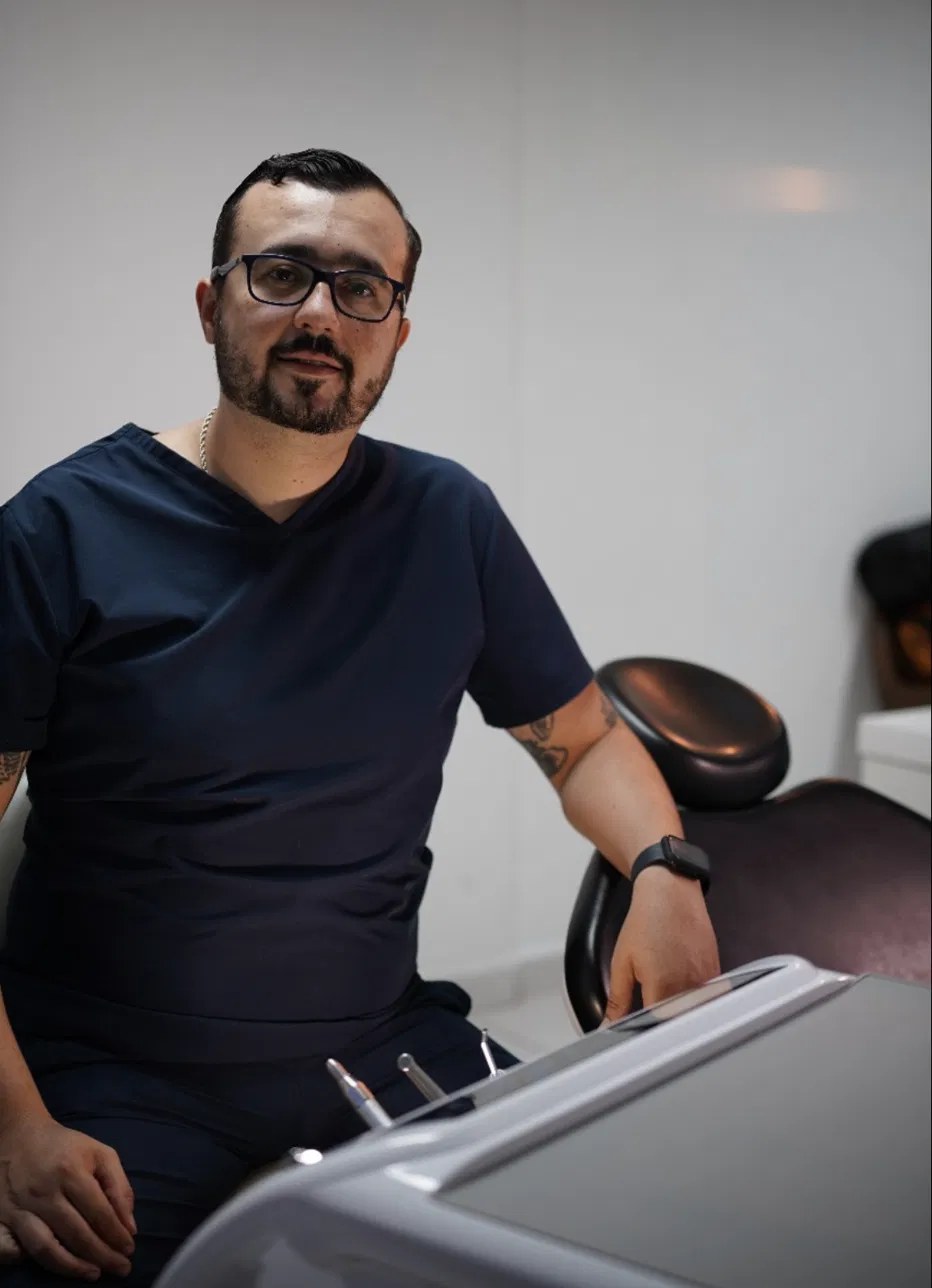 Dr. Miguel Castellanos en consultorio
